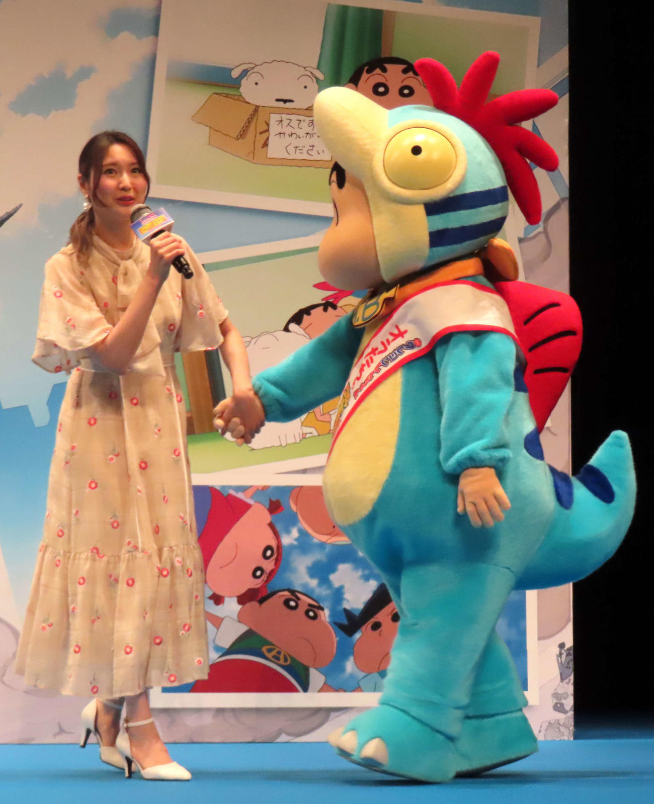 「映画クレヨンしんちゃん　オラたちの恐竜日記」完成披露試写会で戸松遥（左）を口説く野原しんのすけ