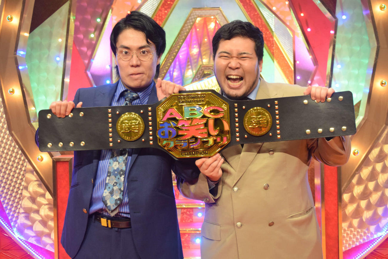 ABCお笑いグランプリを制した令和ロマン、高比良くるま（左）と松井ケムリ（撮影・阪口孝志）