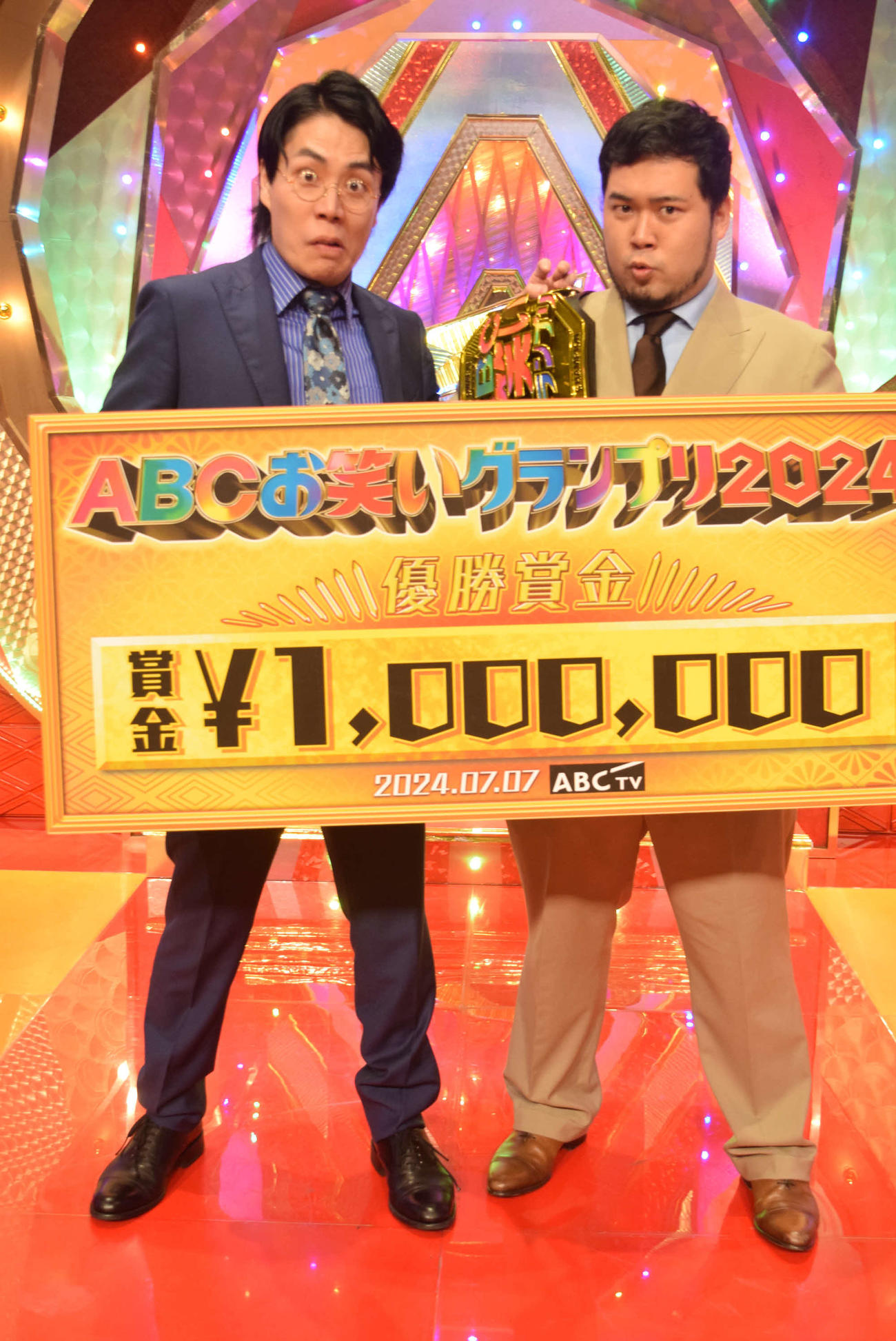 ABCお笑いグランプリを制した令和ロマン、高比良くるま（左）と松井ケムリ（撮影・阪口孝志）