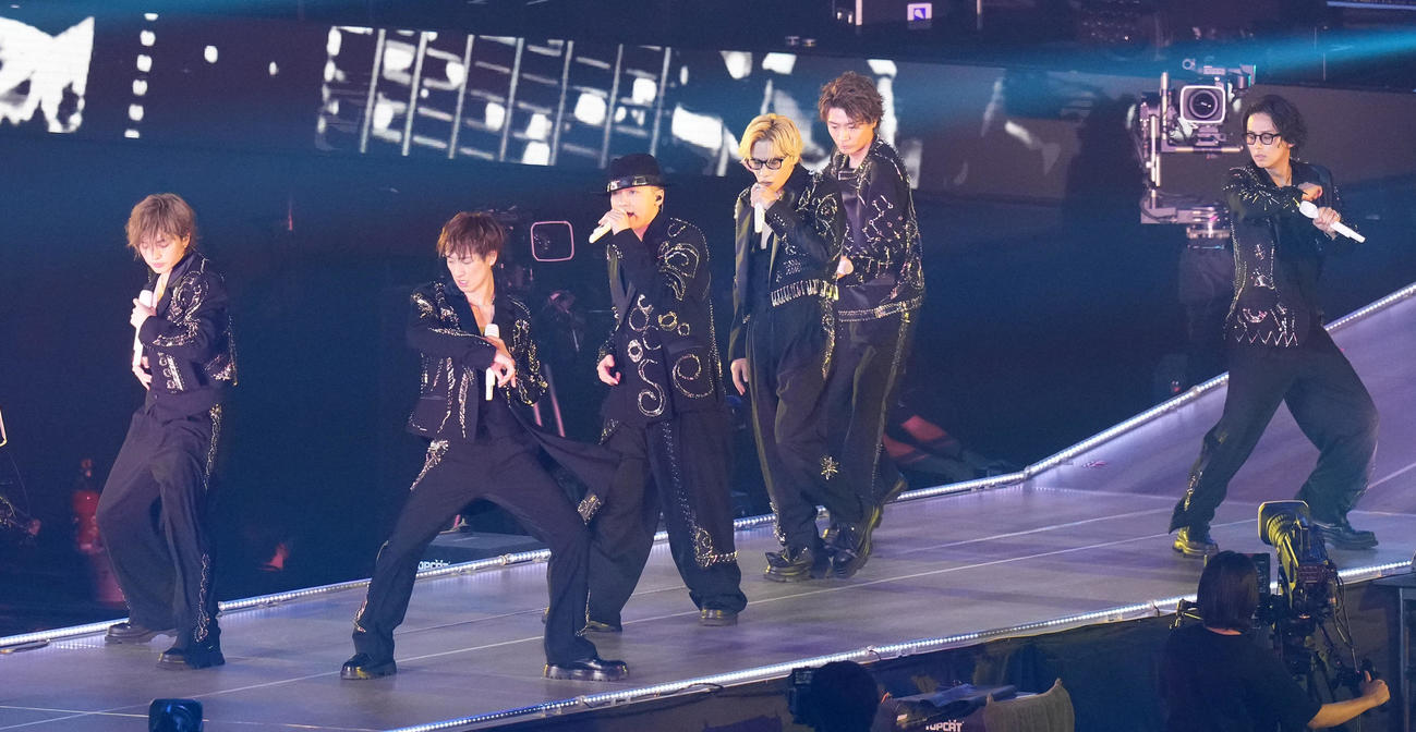 パフォーマンスするKis－My－Ft2。左から玉森裕太、宮田俊哉、二階堂高嗣、千賀健永、横尾渉、藤ヶ谷太輔（撮影・鈴木みどり）