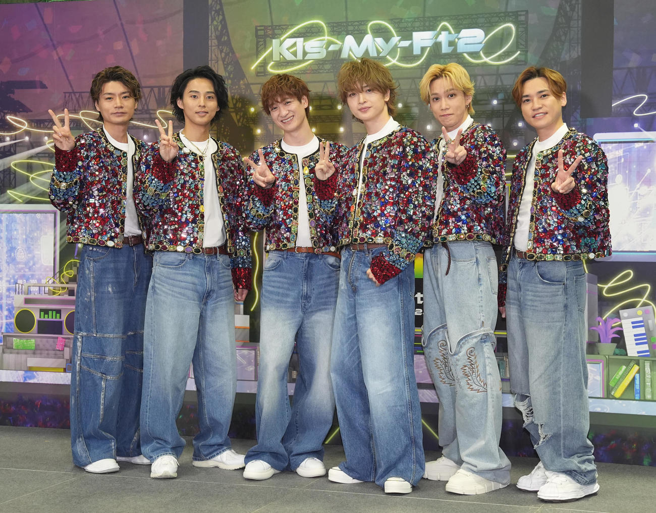 フォトセッションでポーズを取るKis－My－Ft2。左から横尾渉、藤ヶ谷太輔、宮田俊哉、玉森裕太、千賀健永、二階堂高嗣（撮影・鈴木みどり）