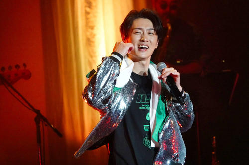 真田ナオキのサマーツアー開幕「行くぞー！紅白ー！」ステージ駆け回り全40曲を熱唱