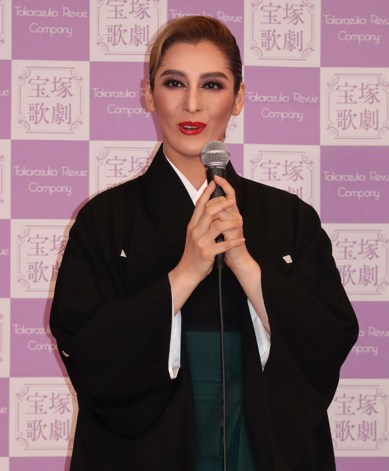 退団記者会見を行った月組トップ月城かなと