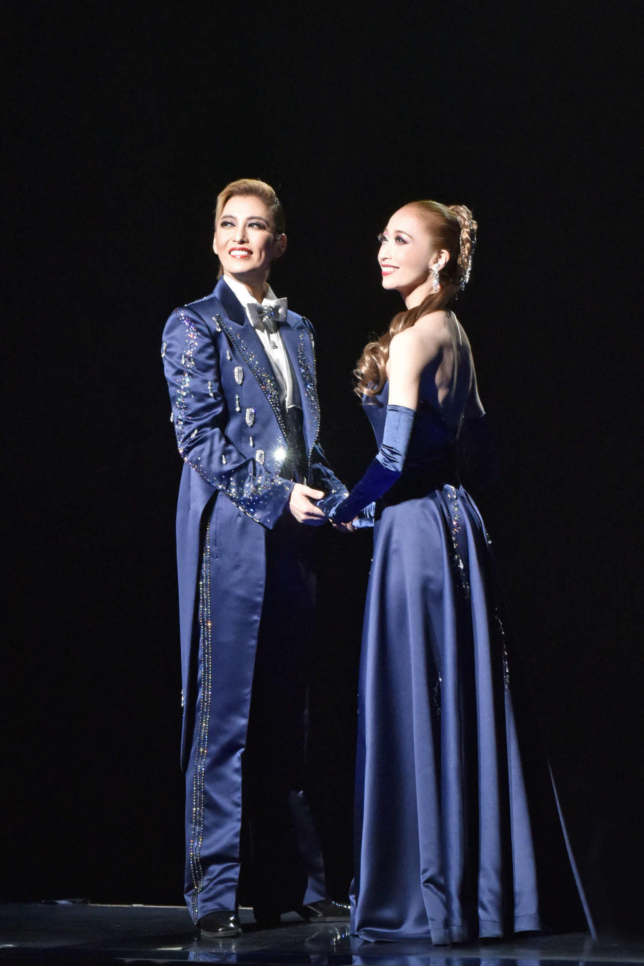 サヨナラショーで「今夜、ロマンス劇場で」のナンバーを歌う月城かなと（左）、海乃美月（C）宝塚歌劇団