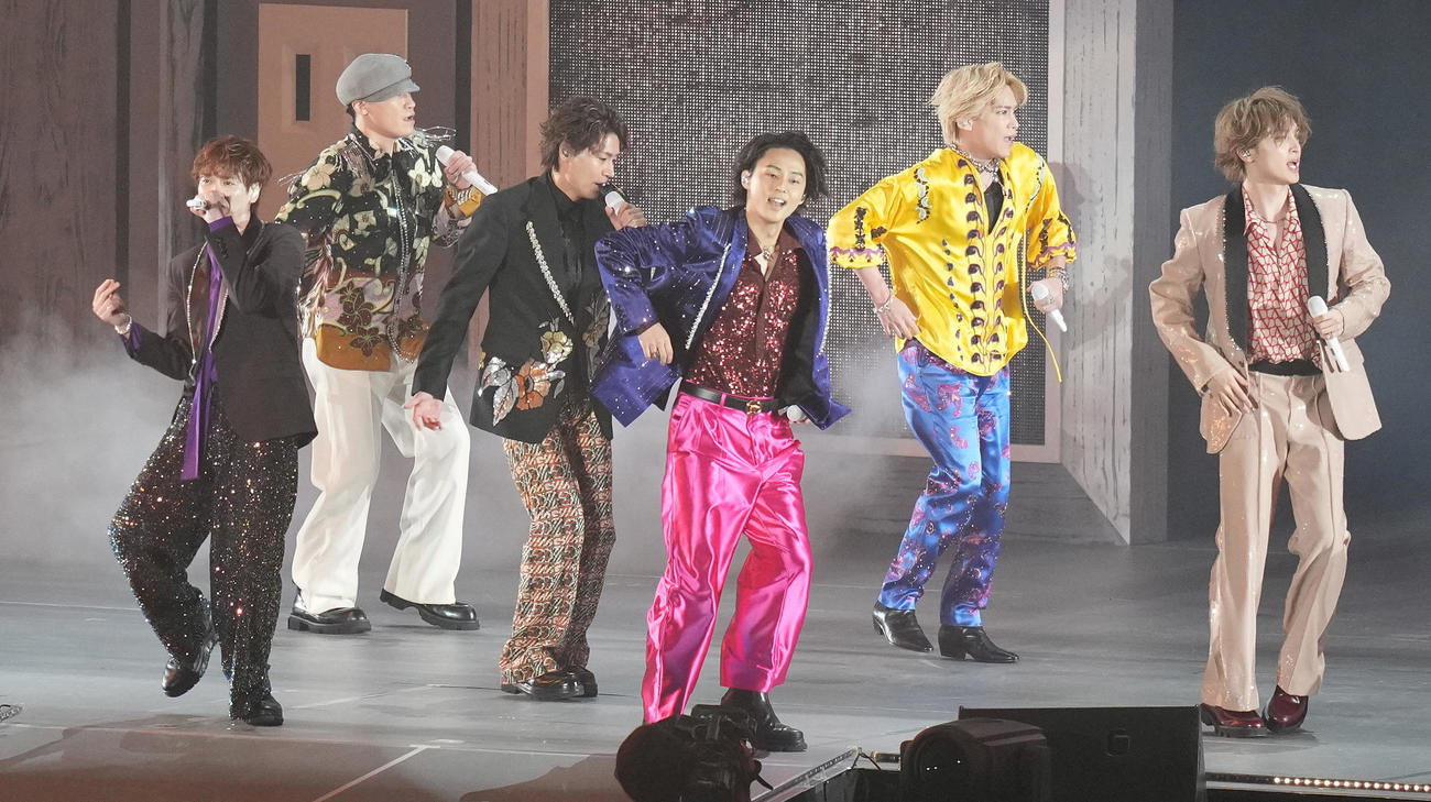 パフォーマンスするKis－My－Ft2。左から宮田俊哉、二階堂高嗣、横尾渉、藤ヶ谷太輔、千賀健永、玉森裕太（撮影・鈴木みどり）