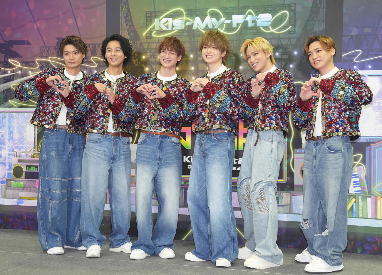 囲み取材前のフォトセッションでポーズを取るKis－My－Ft2。左から横尾渉、藤ヶ谷太輔、宮田俊哉、玉森裕太、千賀健永、二階堂高嗣（撮影・鈴木みどり）