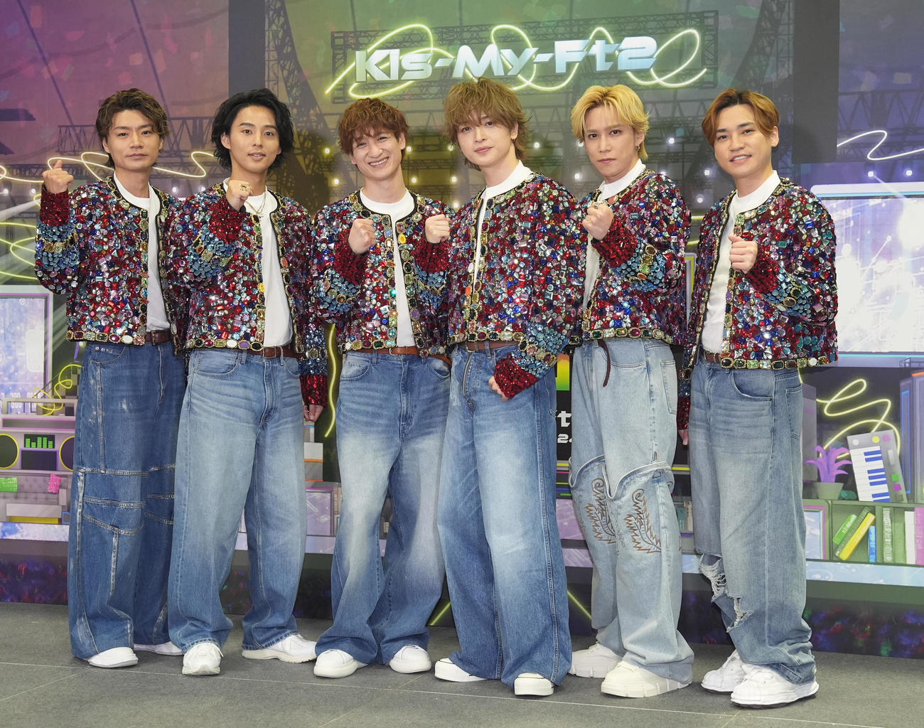 囲み取材前のフォトセッションでポーズを取るKis－My－Ft2。左から横尾渉、藤ヶ谷太輔、宮田俊哉、玉森裕太、千賀健永、二階堂高嗣（撮影・鈴木みどり）
