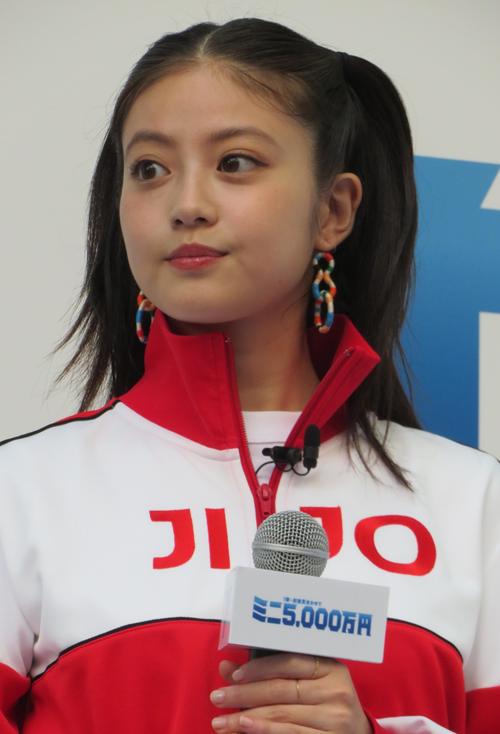 矢本悠馬と今田美桜　サマージャンボ宝くじ発売イベント　７億円を前に「すごい。初めて見た」