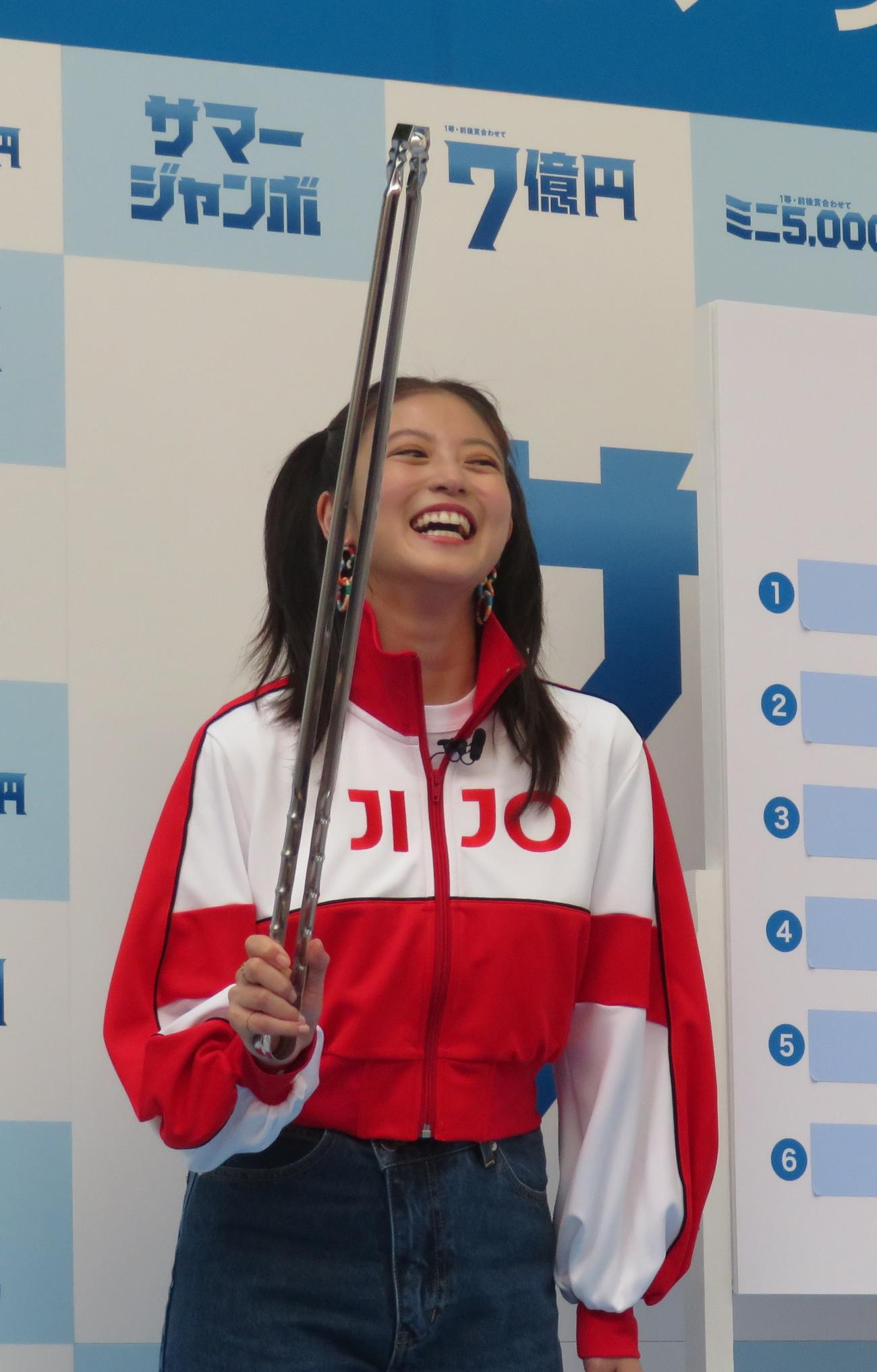 サマージャンボ「宝くじ」「ミニ」の発売記念イベントを行った今田美桜