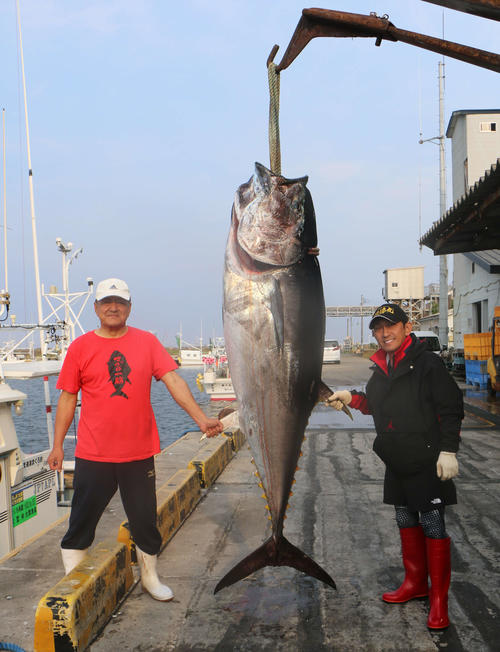 福田こうへい「感謝の言葉しかない」130キロの大間のマグロ一本釣りに成功