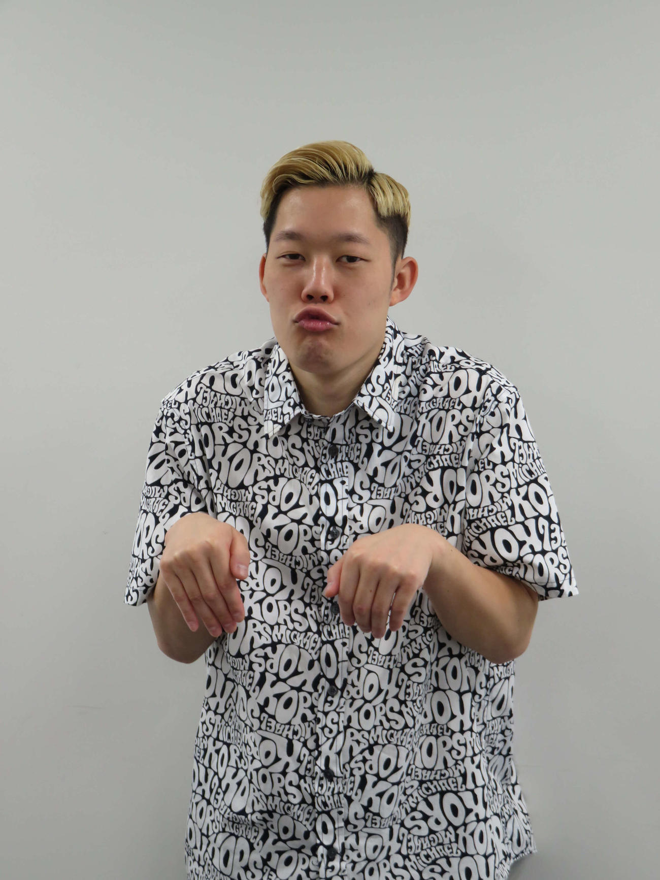 自分の決めポーズを披露するぬりぼう