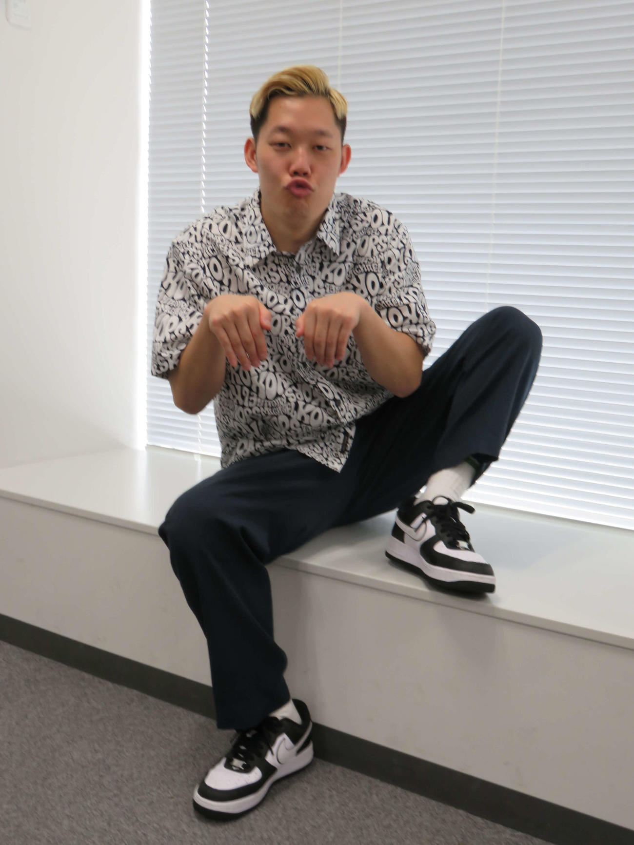 自分の決めポーズを披露するぬりぼう