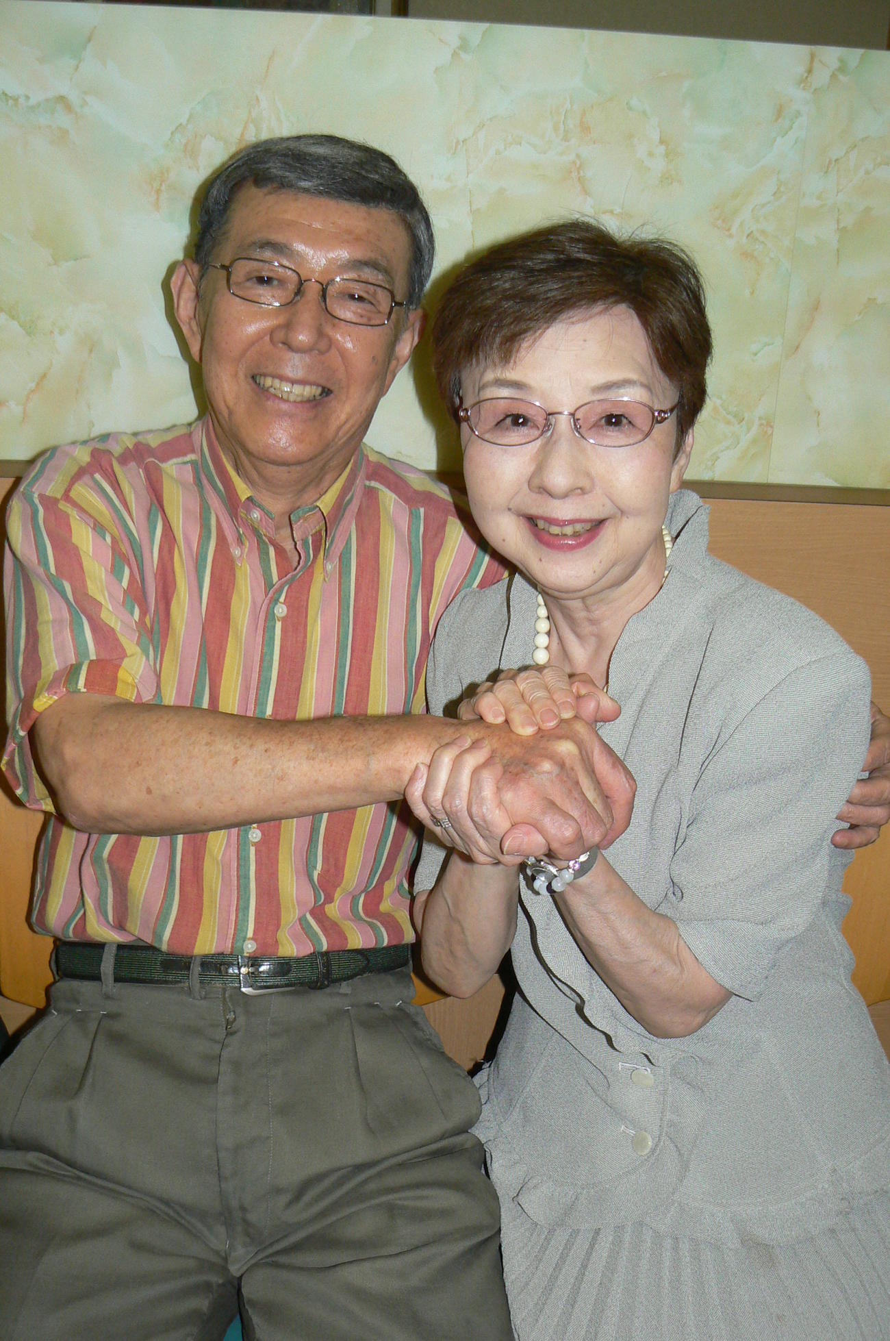 押阪忍アナウンサー（左）と夫人の栗原アヤ子アナウンサー（09年7月撮影）