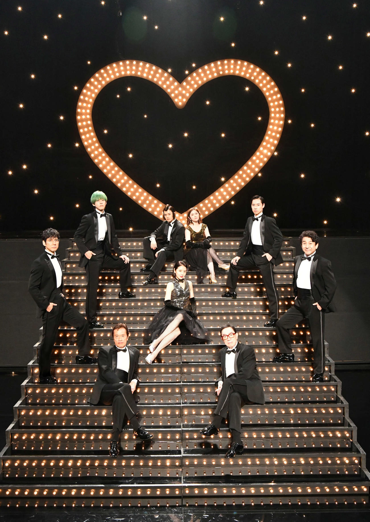 映画「スオミの話をしよう」でミュージカルシーンを演じた、上段左から松坂桃李、瀬戸康史、宮澤エマ、戸塚純貴、中段左から西島秀俊、長澤まさみ、小林隆、下段左から遠藤憲一、坂東彌十郎（C）2024「スオミの話をしよう」製作委員会