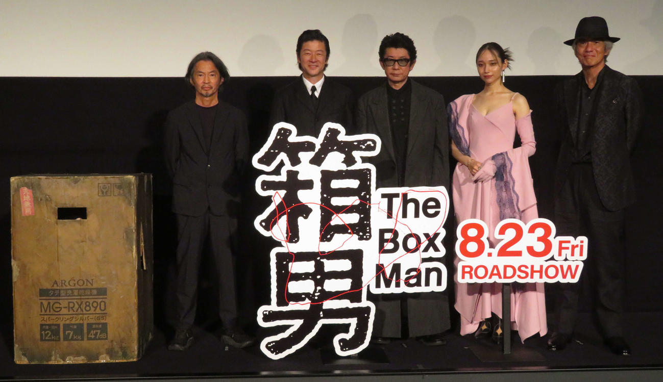 映画「箱男」ジャパンプレミアに登壇した、左から石井岳龍監督、浅野忠信、永瀬正敏、白本彩奈、佐藤浩市（撮影・村上幸将）