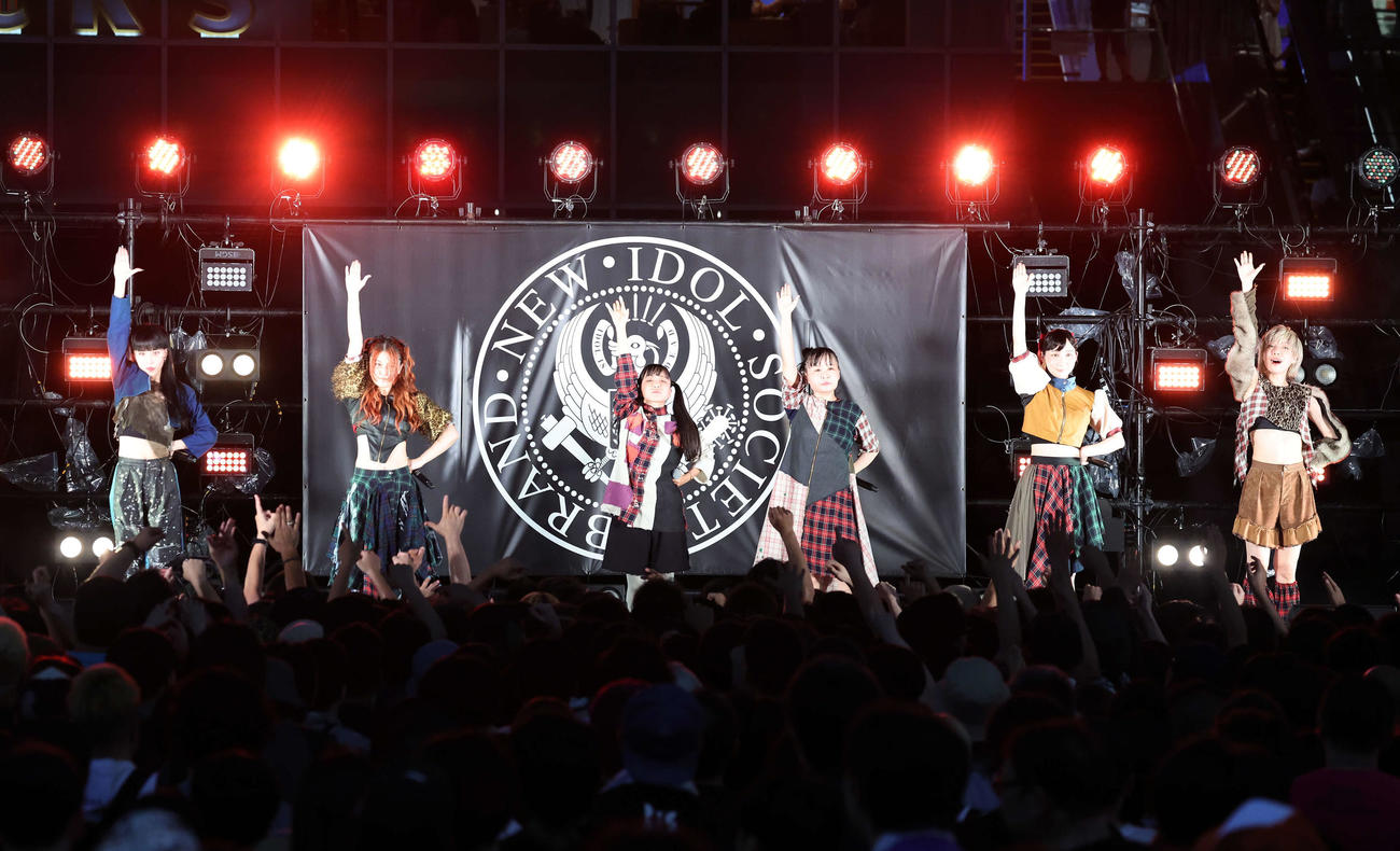熱唱するBiS、左からカミヤサキ、プー・ルイ、テンテンコ、ヒラノノゾミ、ファーストサマーウイカ、古正寺恵巳（撮影・鈴木正人）