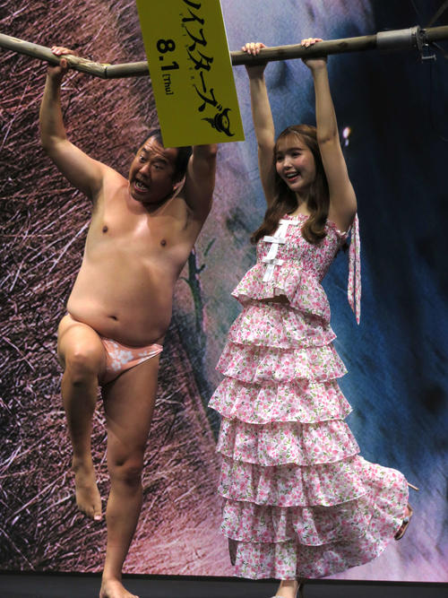 とにかく明るい安村「安心できない映画です」爆風でパンツ一丁に　藤田ニコルと新作映画PR