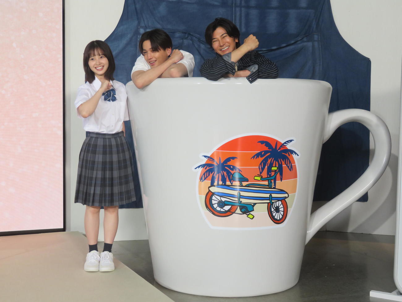 名物「マグカップ風」に入る新南くん八木勇征（中央）と旧南くん武田真治（右）と飯沼愛