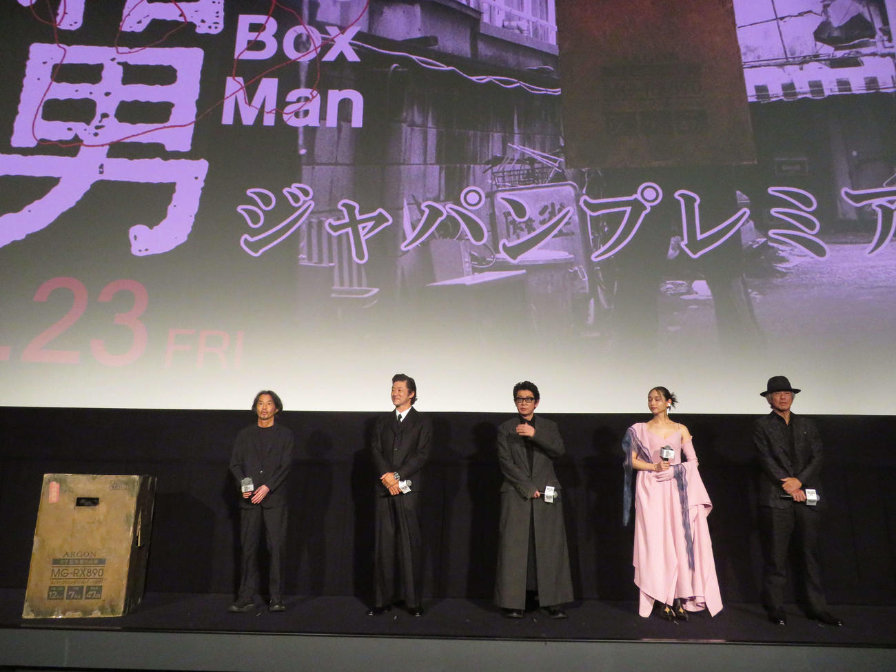 映画「箱男」ジャパンプレミアに登壇した、左から石井岳龍監督、浅野忠信、永瀬正敏、白本彩奈、佐藤浩市（撮影・村上幸将）