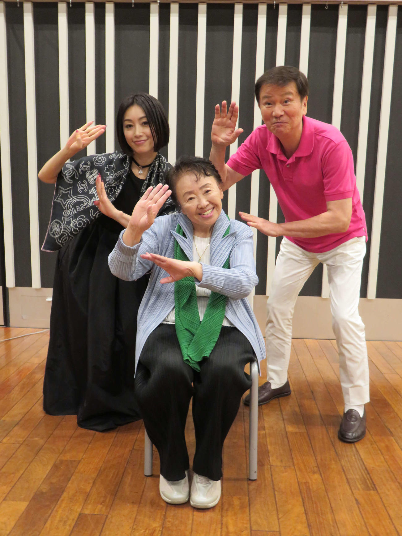 NACK5「森田健作　青春もぎたて、朝一番！」の収録で、左から「のりピー音頭」の復活を明かした酒井法子、花柳糸之，森田健作