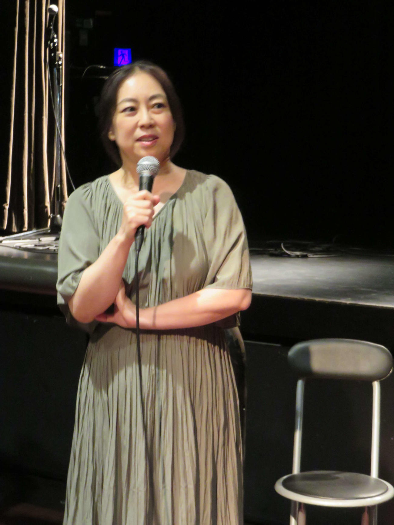 あいさつする倉田真由美さん