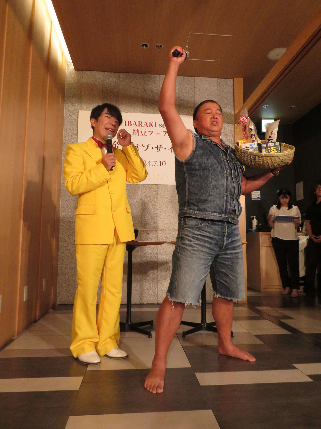 納豆PRイベント「粘り強さ・オブ・ザ・イヤー2024」で納豆まぜまぜ対決を終え、ダンディ坂野（左）に競り勝ち、勝ち誇るスギちゃん（撮影・村上幸将）