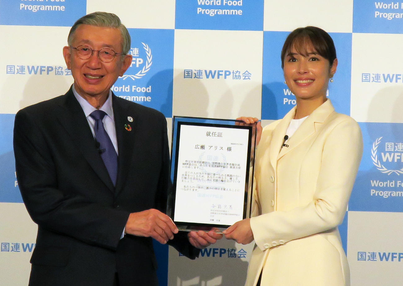 「国連WFP協会　親善大使就任記者発表会」で。左から、国連WFP協会安藤宏基会長、広瀬アリス