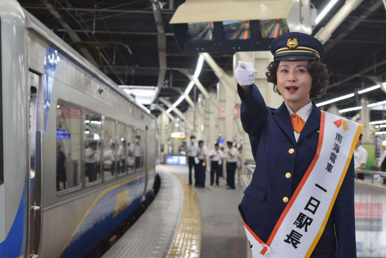 和歌山市行き特急「サザン」を見送る藤原紀香駅長（撮影・阪口孝志）