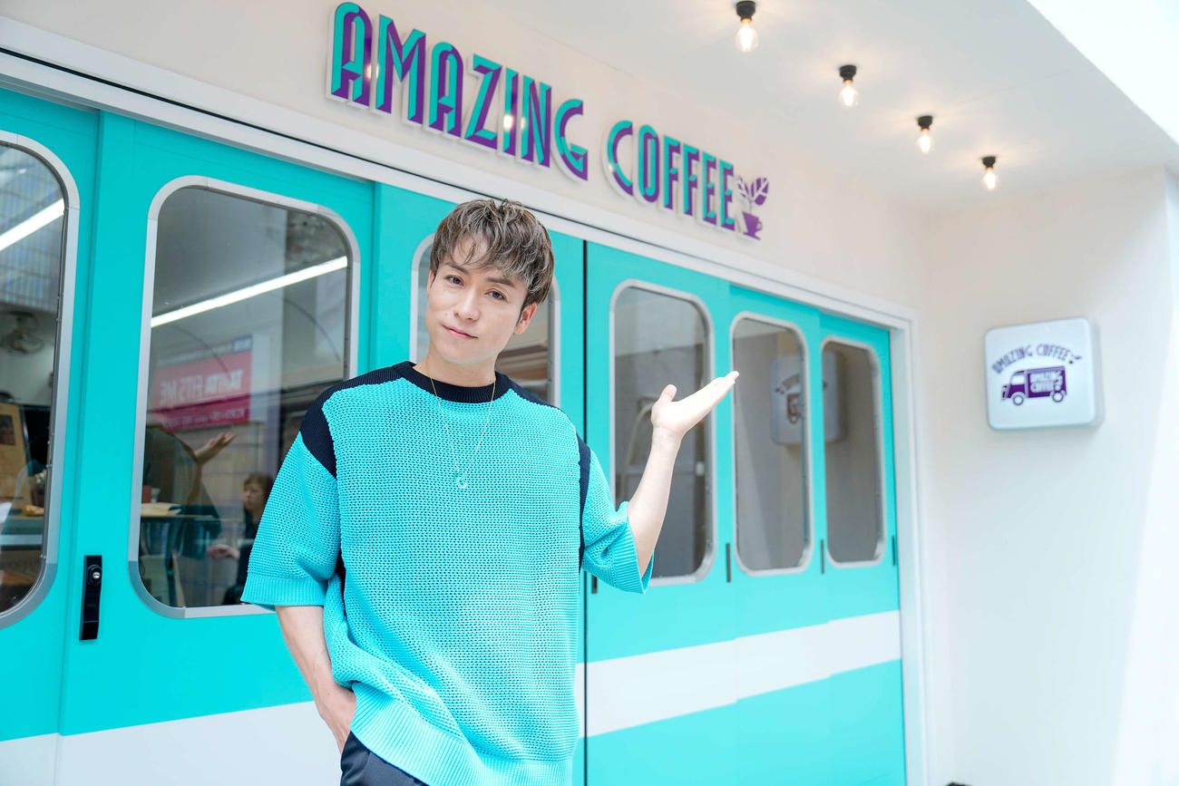 コーヒーショップ「AMAZING COFFEE」の新店舗をオープンするTETSUYA