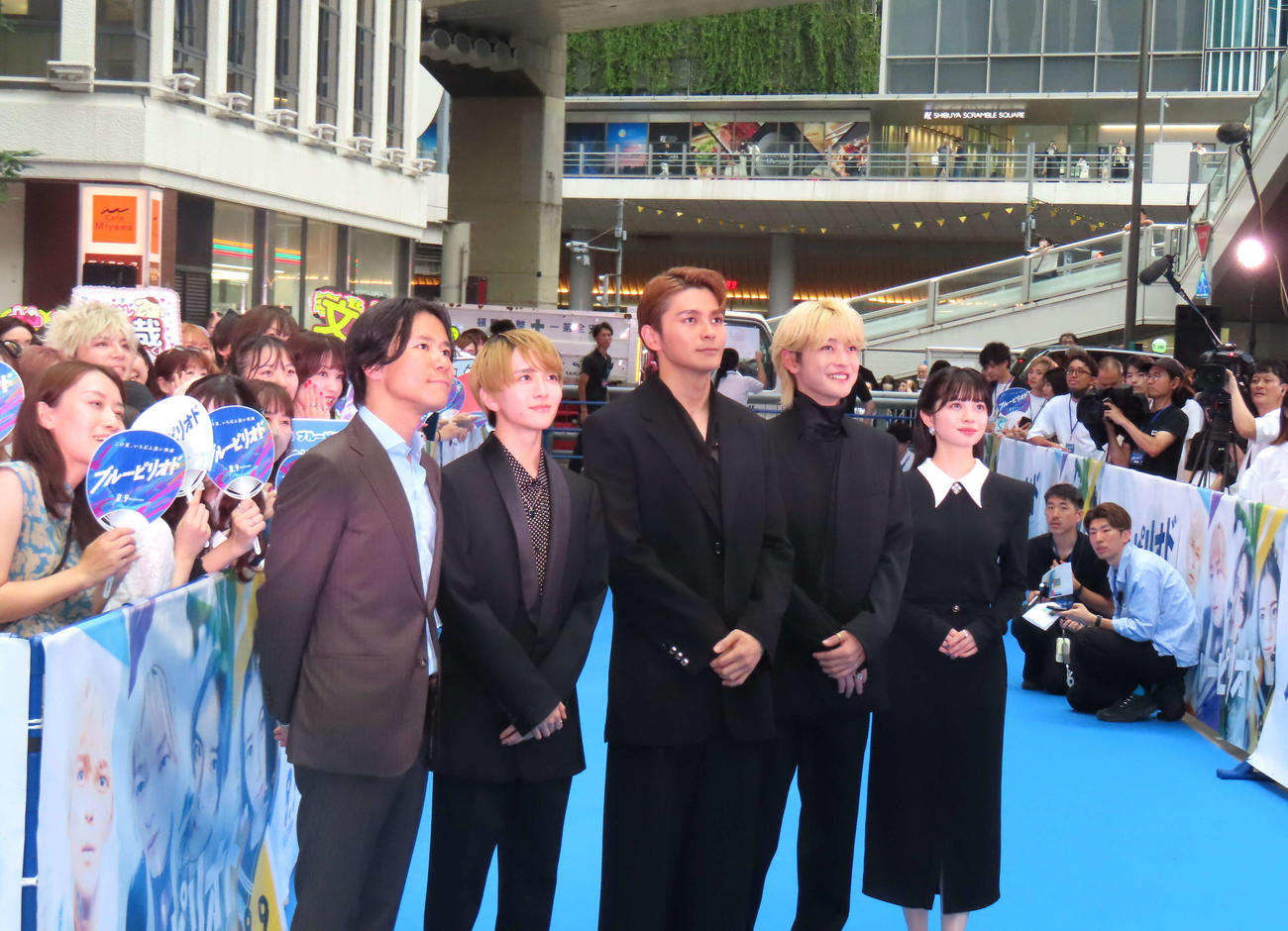 映画「ブルーピリオド」渋谷プレミアに出席した、左から萩原健太郎監督、板垣李光人、眞栄田郷敦、高橋文哉、桜田ひより