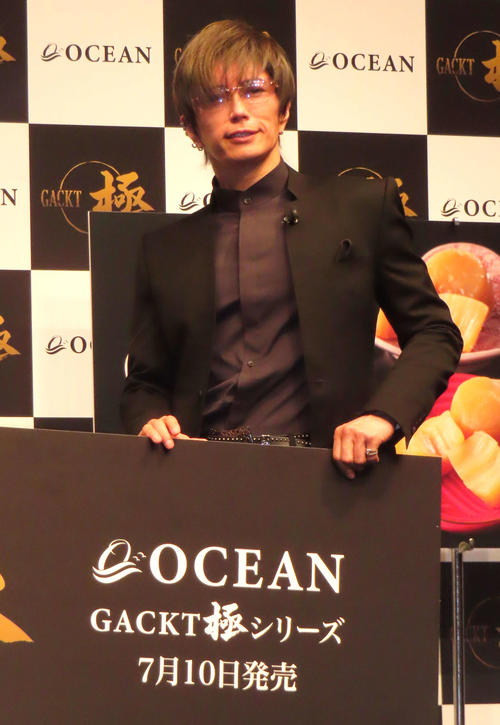 GACKT「危ないものを作ってるように見えません？」黒スーツの上に黒エプロンを付け料理
