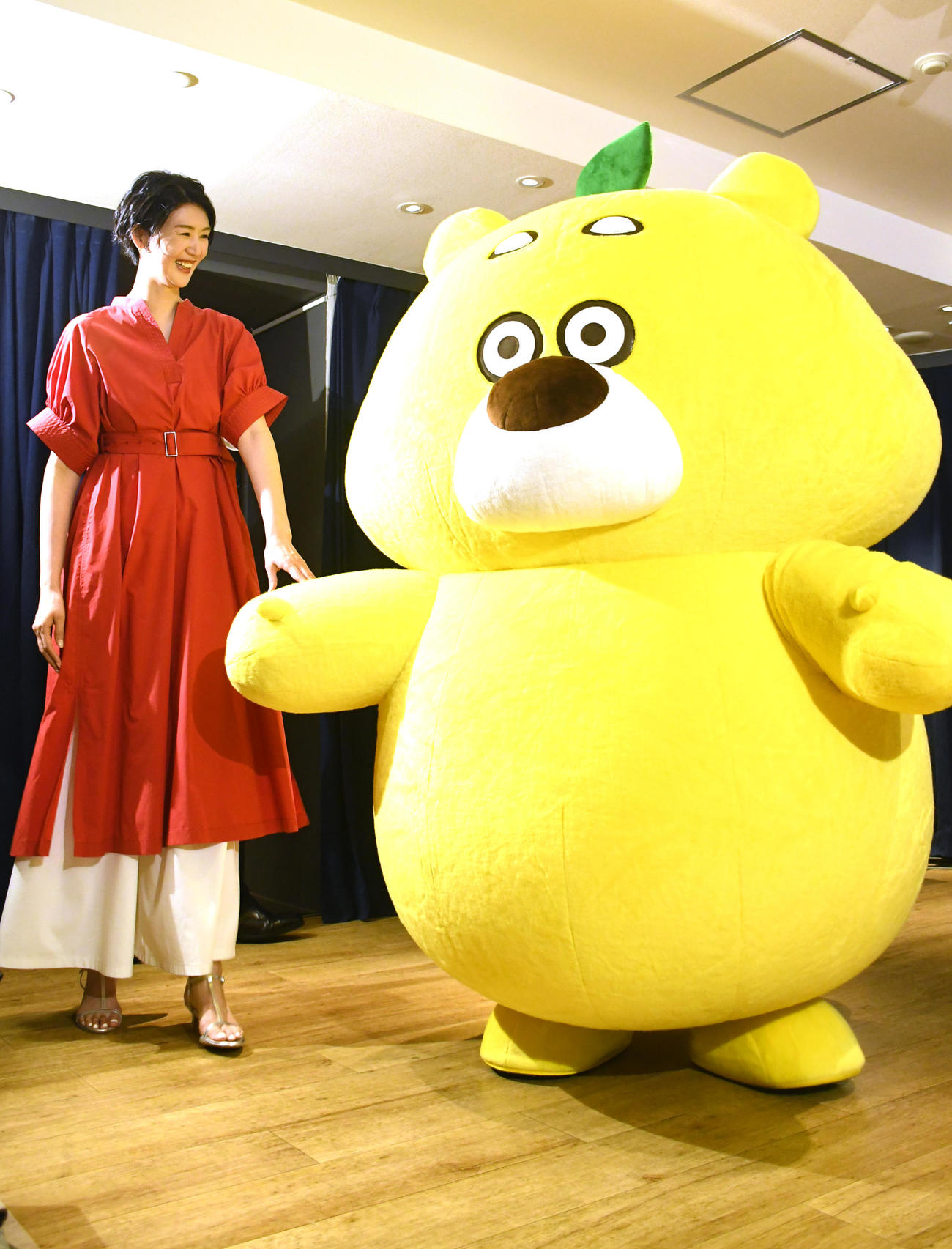 「ひろしまブランドショップTAU」12周年感謝祭オープニングイベントに出席した栗原恵さん。右はひろくま（撮影・大友陽平）