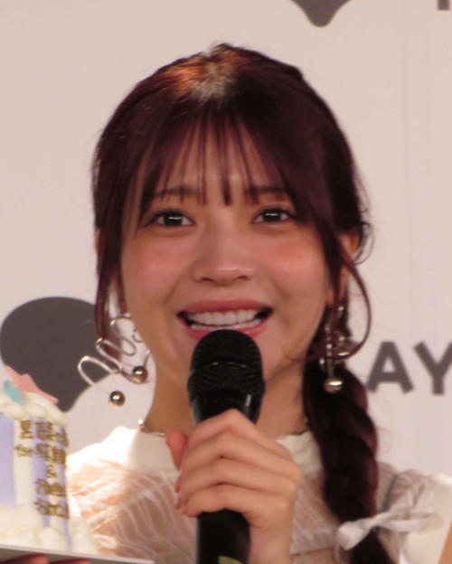 「ポロリしてるのかと」「なにかみえる」黒嵜菜々子、美谷間あらわな黒ドワンピ姿にドッキリ?!