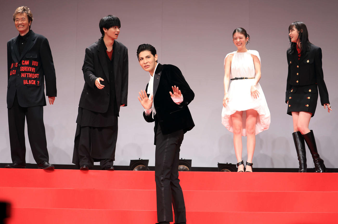 映画「赤羽骨子のボディガード」完成披露試写会に登場した、左から遠藤憲一、奥平大兼、ラウール、出口夏希、高橋ひかる（撮影・浅見桂子）