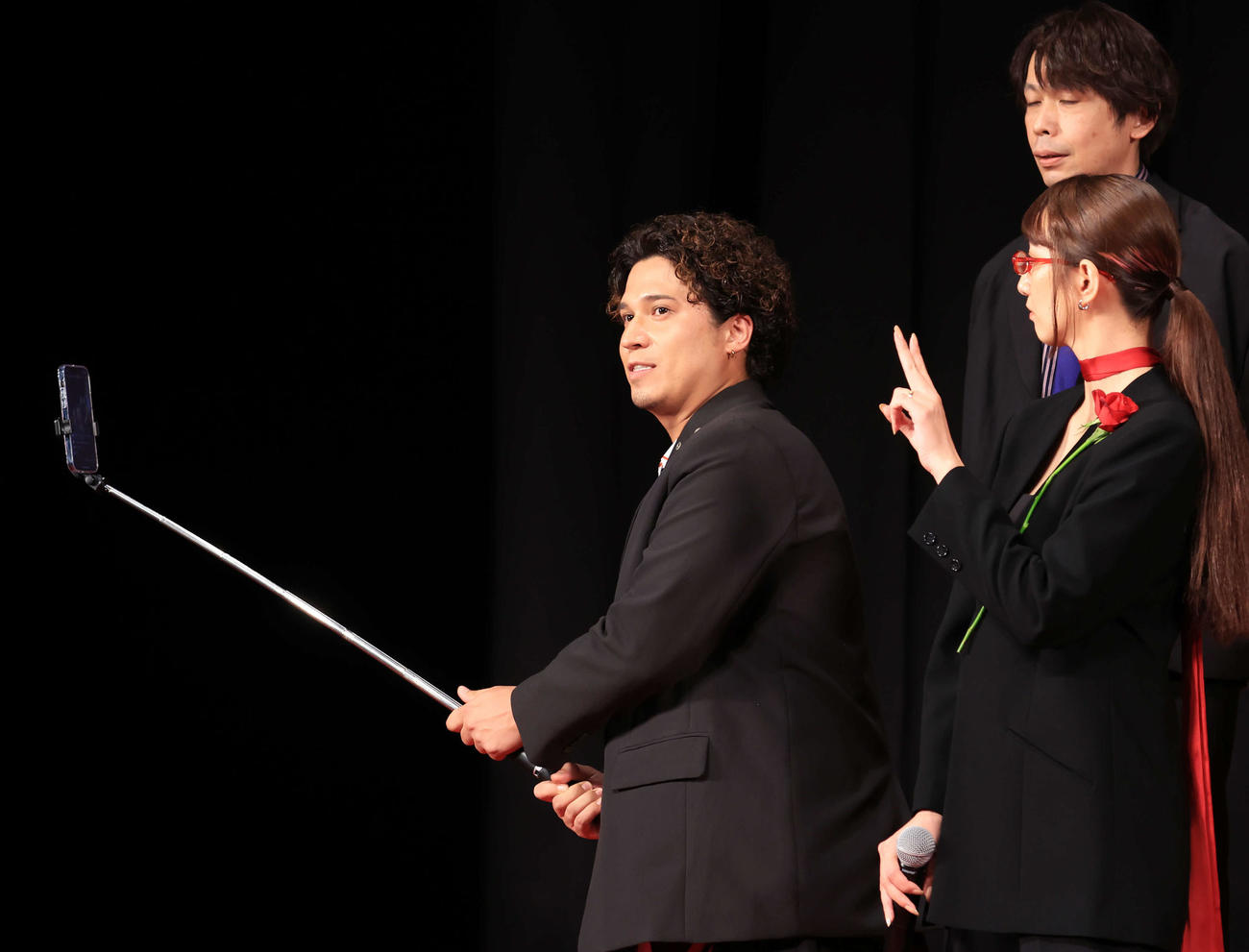 映画「赤羽骨子のボディガード」完成披露試写会のあいさつ中、ライブ配信のカメラを回す木村昴（撮影・浅見桂子）