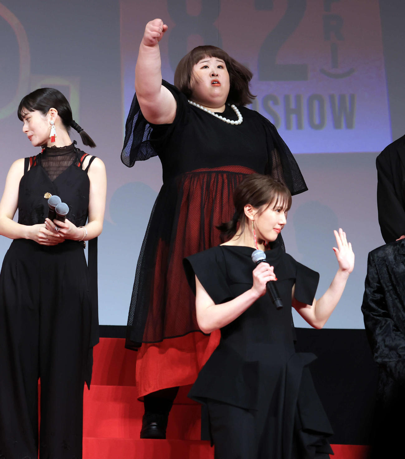 映画「赤羽骨子のボディガード」完成披露試写会のあいさつ中、踊るかなで（撮影・浅見桂子）