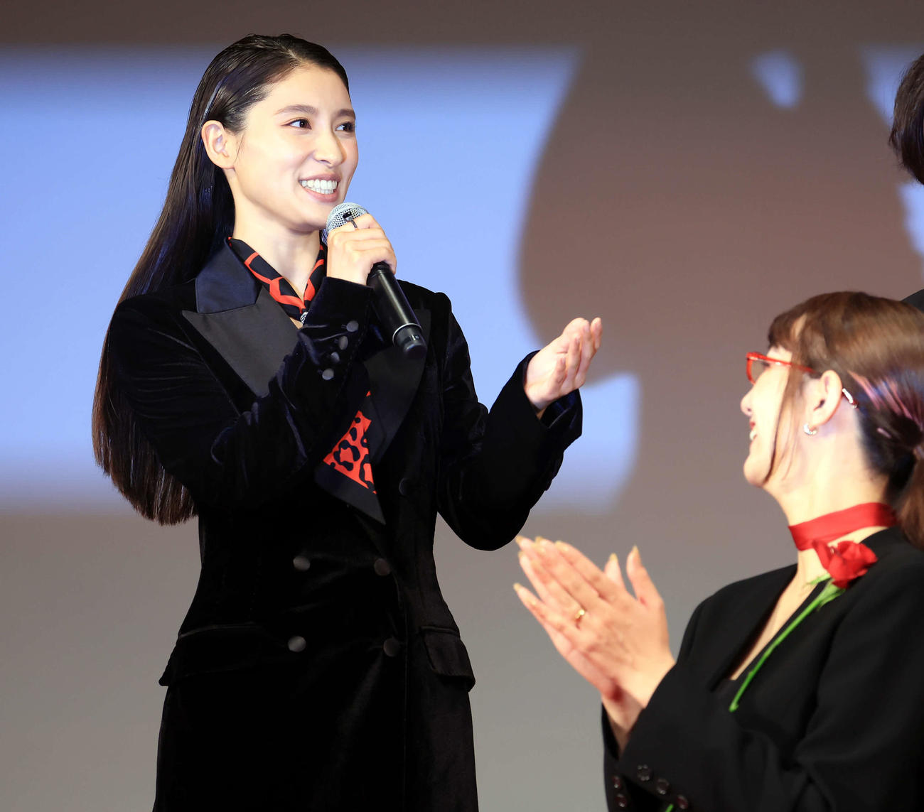 映画「赤羽骨子のボディガード」完成披露試写会の最後にサプライズで登場した土屋太鳳（撮影・浅見桂子）