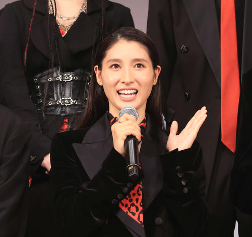 土屋太鳳“ドッキリ”登壇に歓声、ラウールとのアクションを絶賛「受け身もしっかり全力で」