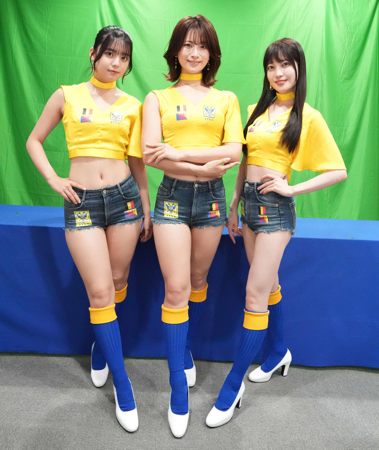 日刊スポーツを訪問しポーズを決めるシントトロイデンガールズ。左から松島かのん、さかいゆりや、赤城ありさ（撮影・井上学）