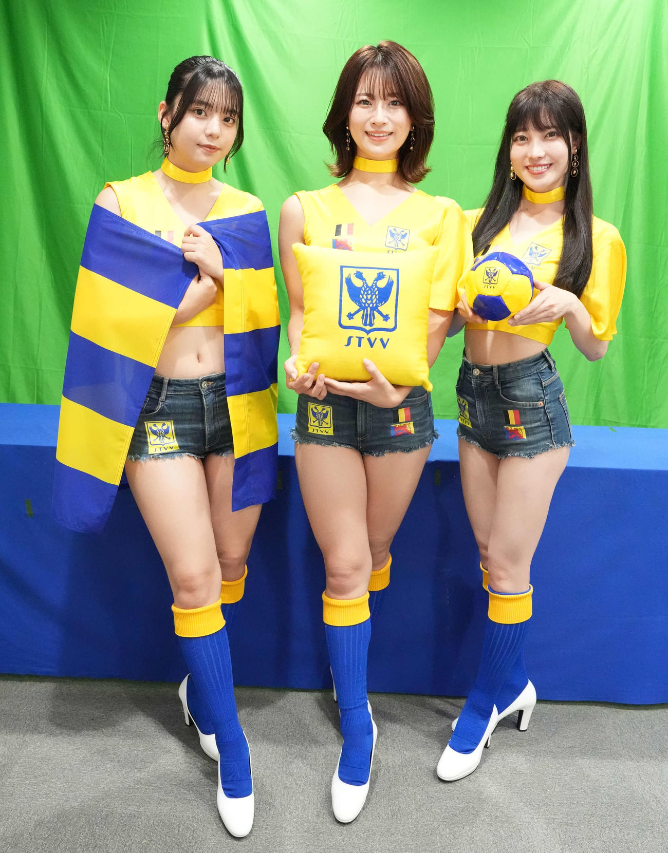 日刊スポーツを訪問しポーズを決めるシントトロイデンガールズ。左から松島かのん、さかいゆりや、赤城ありさ（撮影・井上学）