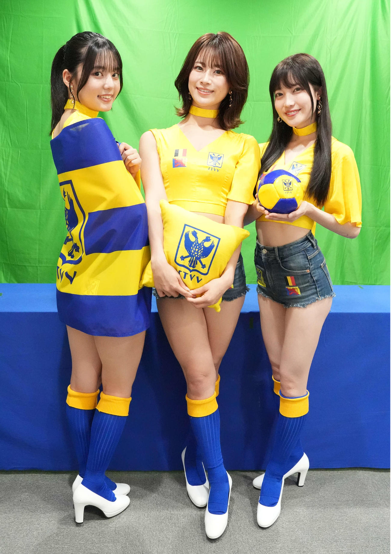 日刊スポーツを訪問しポーズを決めるシントトロイデンガールズ。左から松島かのん、さかいゆりや、赤城ありさ（撮影・井上学）