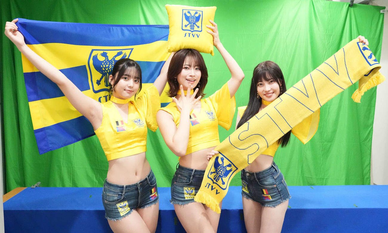 日刊スポーツを訪問しポーズを決めるシントトロイデンガールズ。左から松島かのん、さかいゆりや、赤城ありさ（撮影・井上学）