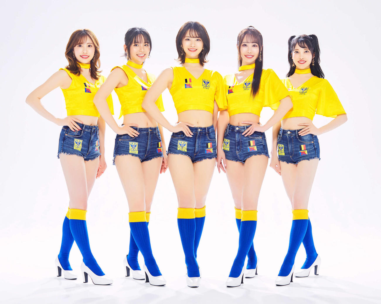 シントトロイデンガールズ。左から秋元悠里、松島かのん、さかいゆりや、清水にな、赤城ありさ