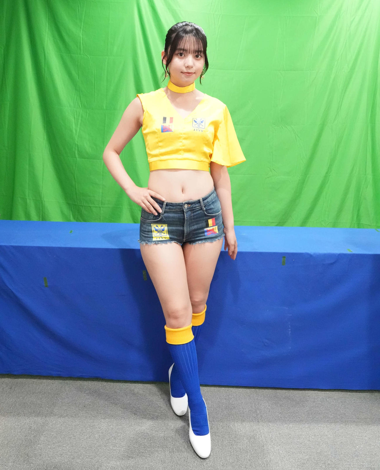 日刊スポーツを訪問しポーズを決めるシントトロイデンガールズの松島かのん（撮影・井上学）