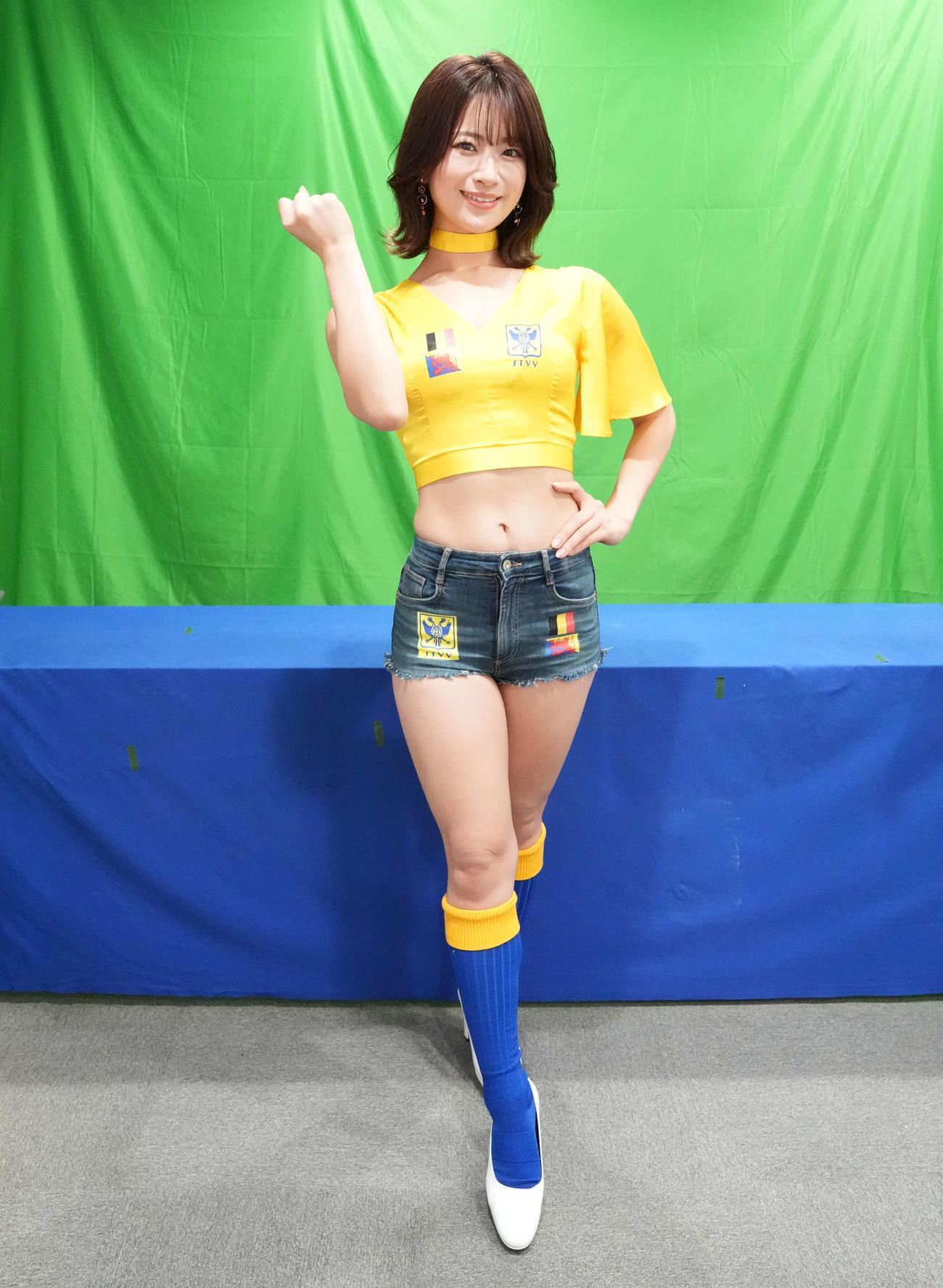 日刊スポーツを訪問しポーズを決めるシントトロイデンガールズのさかいゆりや（撮影・井上学）