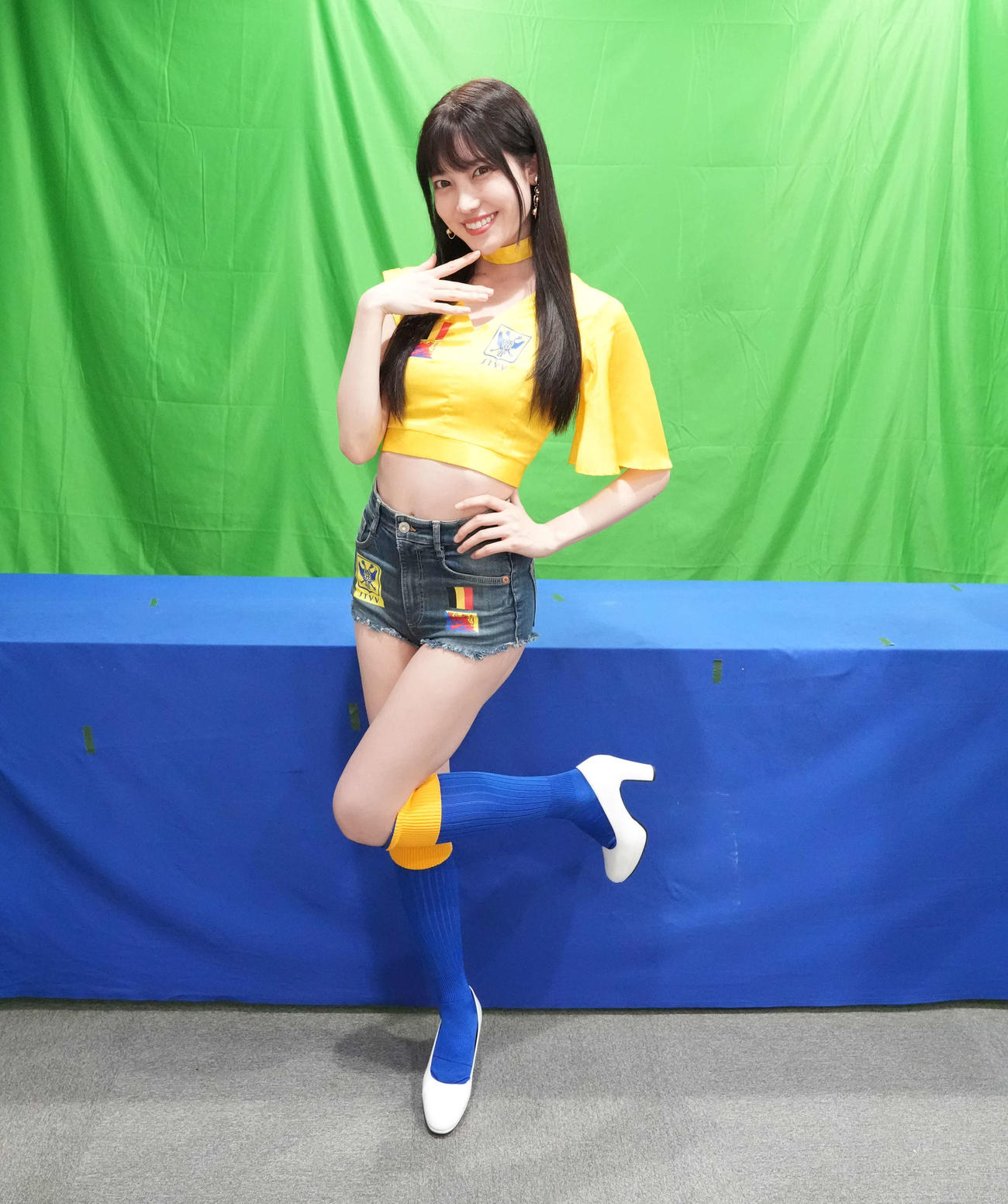 日刊スポーツを訪問しポーズを決めるシントトロイデンガールズの赤城ありさ（撮影・井上学）