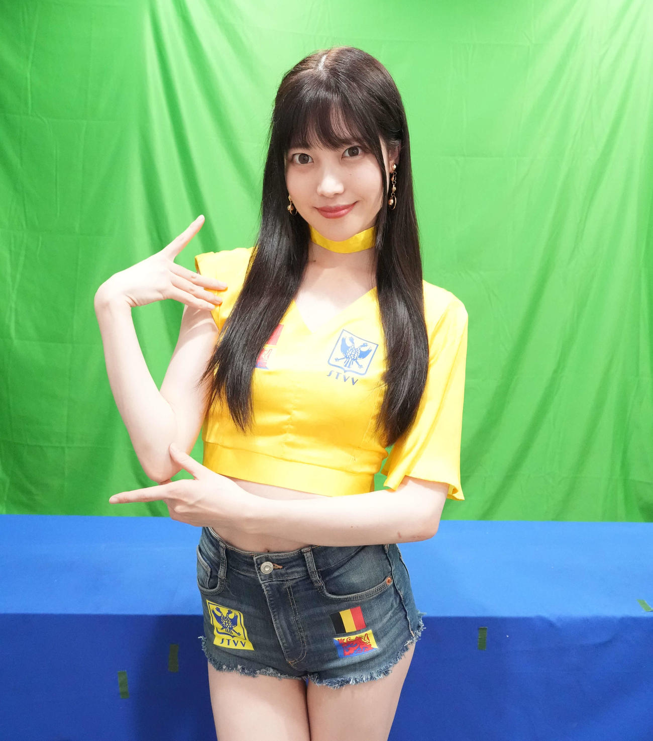 日刊スポーツを訪問しポーズを決めるシントトロイデンガールズの赤城ありさ（撮影・井上学）