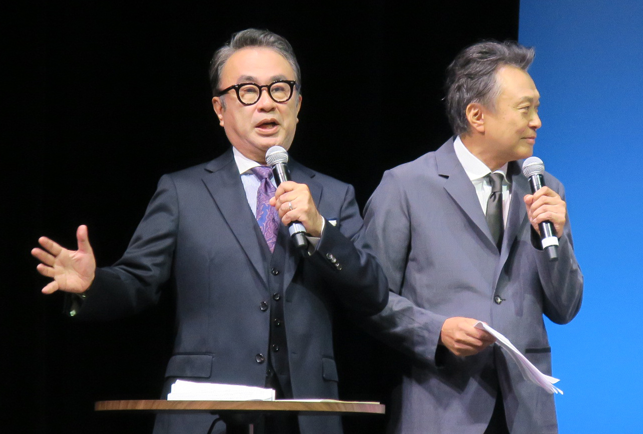 「東京サンシャインボーイズ」新作舞台製作発表会で司会進行する三谷幸喜氏（左）。右は相島一之