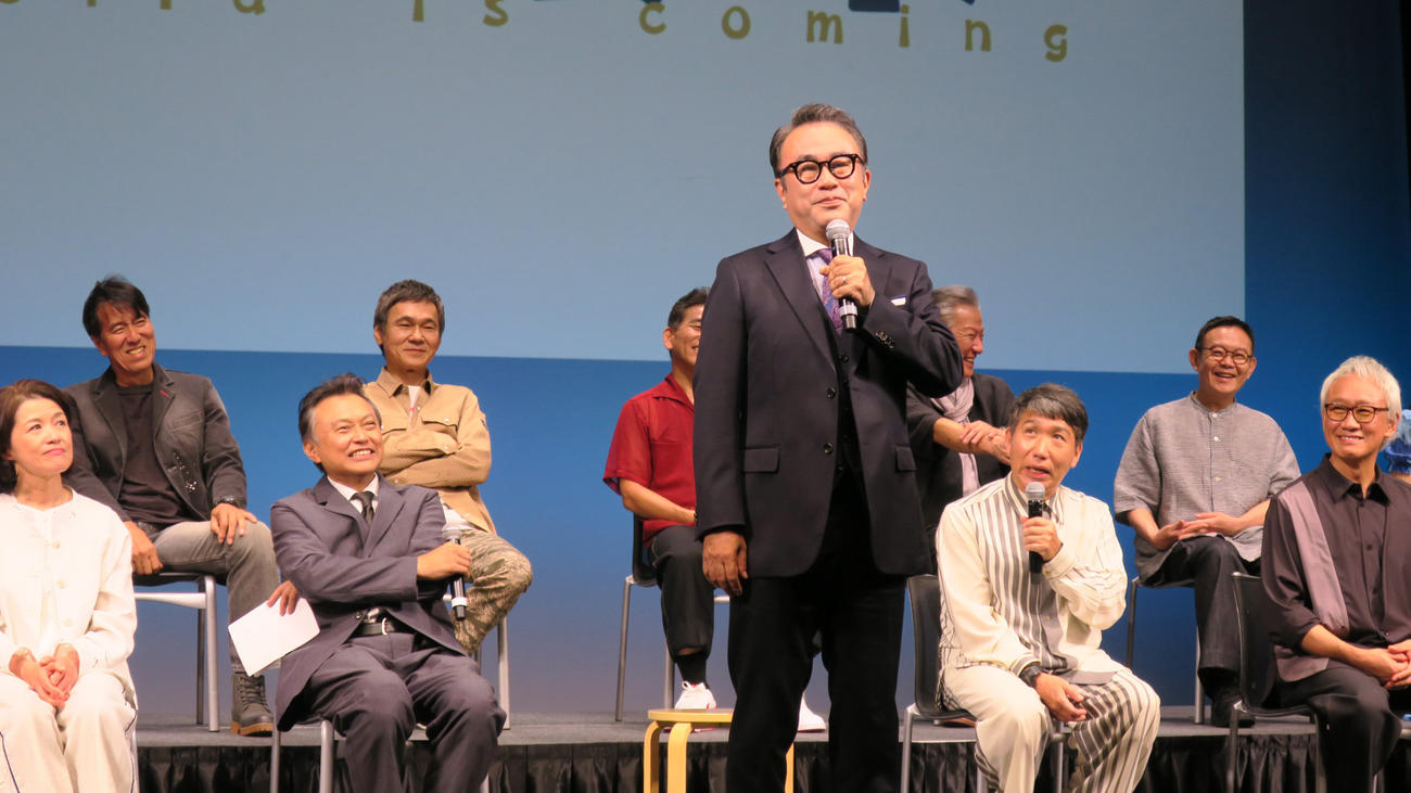 「東京サンシャインボーイズ」新作舞台製作発表会で意気込みを語る三谷幸喜氏（中央）