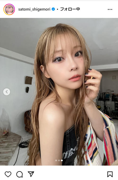 年齢を感じさせないくらい綺麗」35歳重盛さと美”金髪変貌”超ミニ姿に